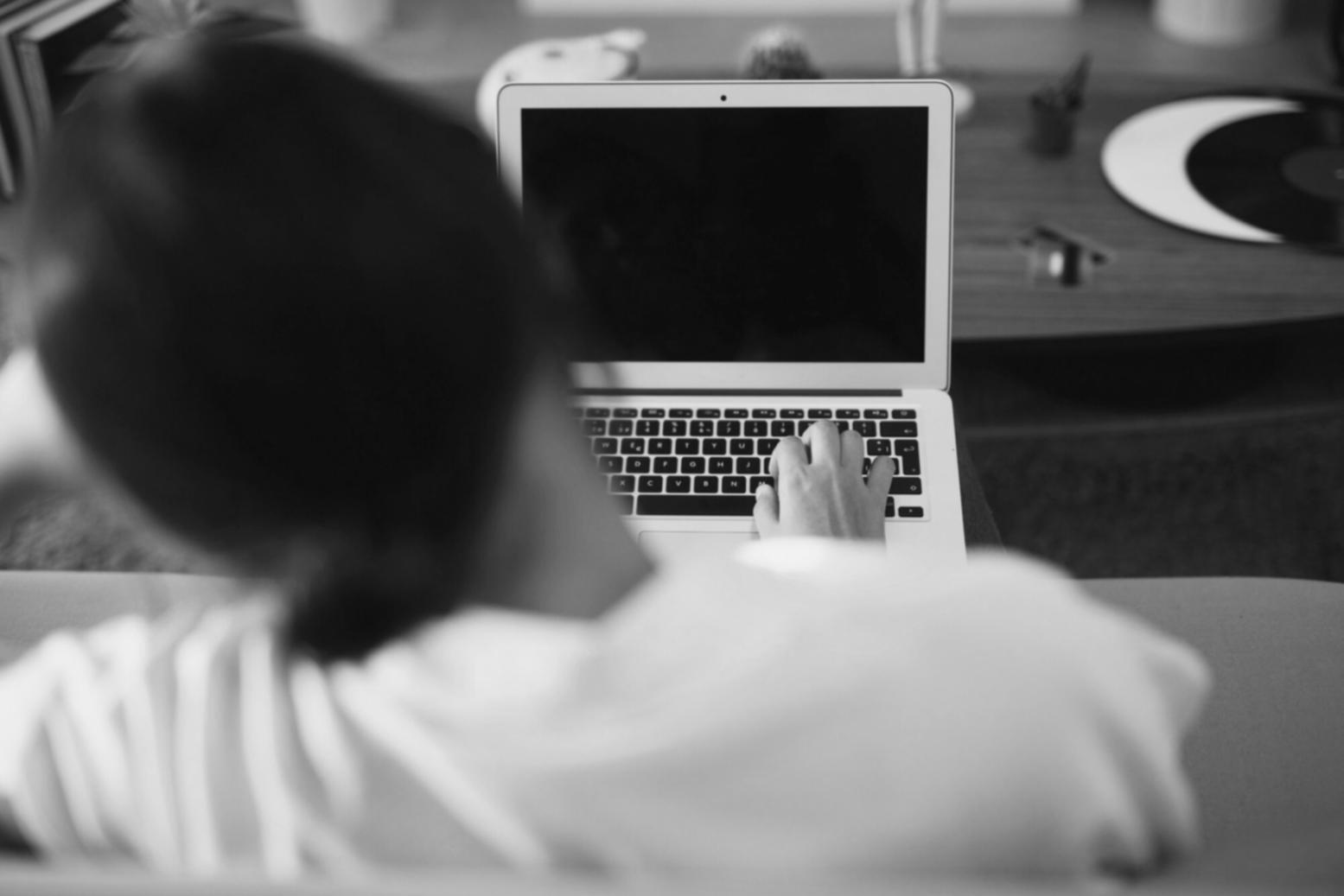 Moderne Geschäftsumgebung mit Finanzanalyse